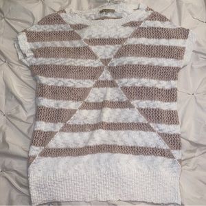 RW & CO KNIT PATTERNED SWEATER SHORT SLEEVE TOP in TAN & WHITE